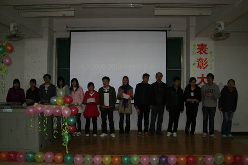 胡振武副经理和获奖员工合影